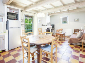 Spacious Cottage in Oppede with Swimming Pool